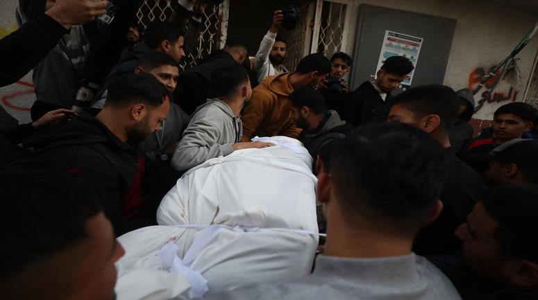 وصول جثمان شهيد إلى مستشفى الشفاء، إثر استهداف الاحتلال لمجموعة من المواطنين في مخيم الشاطئ غرب مدينة غزة