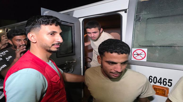 وصول 5 أسرى مفرج عنهم من سجون الاحتلال عبر مركبات تابعة للجنة الدولية للصليب الأحمر إلى مجمع ناصر الطبي في خان يونس جنوب قطاع غزة