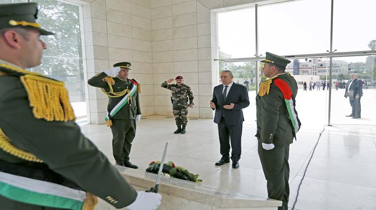 نائب رئيس دولة فلسطين حسين الشيخ يضع اكليلا من الزهور على ضريح الشهيد ياسر عرفات لمناسبة الذكرى الـ78 للنكبة 