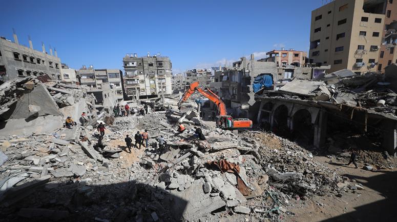 البحث عن جثامين شهداء تحت أنقاض مبنى مدمّر بقصف إسرائيلي في حي الشيخ رضوان بمدينة غزة