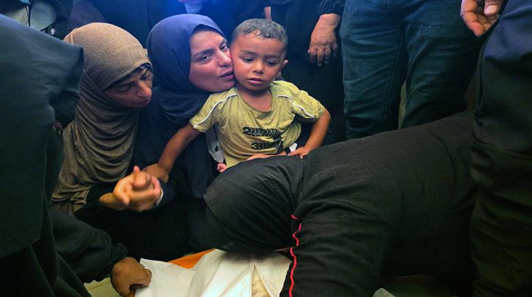 وداع وتشييع جثمانَي الشهيدين رمزي أبو ريدة وفتحي أحمد محمود أبو عيادة في خان يونس جنوبي قطاع غزة