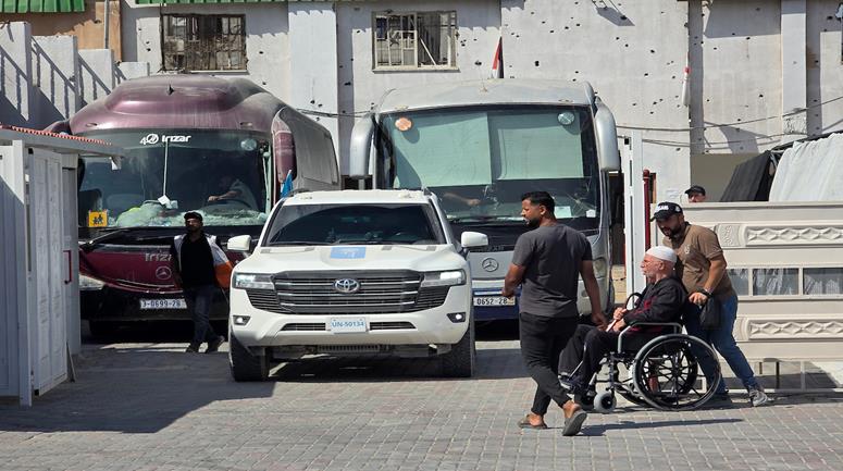 مرضى وجرحى يغادرون مقر جمعية الهلال الأحمر الفلسطيني في خان يونس برفقة ذويهم متوجهين إلى معبر رفح لتلقي العلاج في مصر