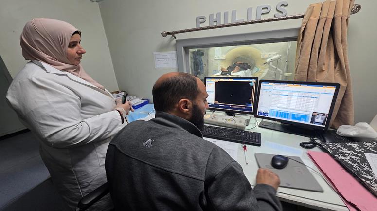 مجمع ناصر الطبي في خان يونس يحذر من تعطل جهاز الأشعة الوحيد في المجمع نتيجة الضغط الكبير على استخدامه، إذ يستقبل أكثر من 100 حالة يومياً، ويخدم نحو 900 ألف نسمة في جنوب قطاع غزة