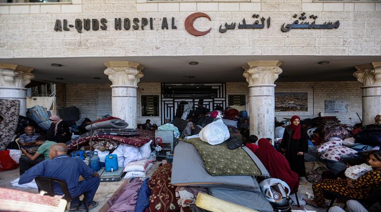 نازحون يفترشون الأرض أمام مستشفى القدس في حي تل الهوى بمدينة غزة هربًا من الهجمات الإسرائيلية وبحثًا عن مأوى