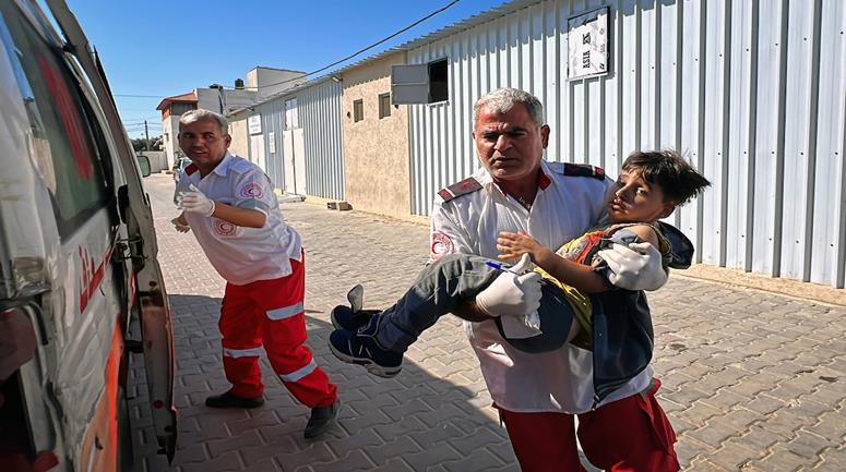  مواطنون ينقلون عددا من الجرحى من بينهم أطفال إلى مستشفى العودة الطبي بمخيم النصيرات جراء قصف الاحتلال الإسرائيلي لمنازل المواطنين في مخيم البريج وسط قطاع غزة