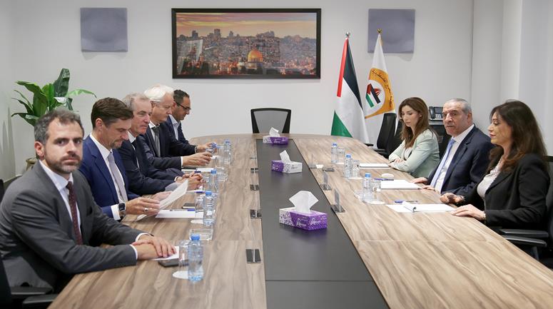  نائب رئيس دولة فلسطين، نائب رئيس اللجنة التنفيذية لمنظمة التحرير حسين الشيخ، يلتقي مع الممثل الخاص للاتحاد الأوروبي كريستوف بيغو، بحضور مستشاره السياسي مارتن ميكلسن، وممثل الاتحاد الأوروبي في فلسطين ألكسندر ستوتزمان