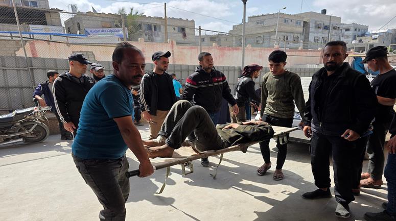 مواطنون ينقلون جثمان طفل وعدداً من المصابين إلى مجمع ناصر الطبي جراء استهداف إسرائيلي لمجموعة من المواطنين في خان يونس جنوب قطاع غزة.