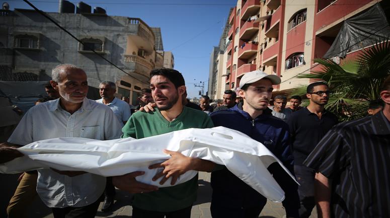 وداع وتشييع عدد من الشهداء في مستشفى العودة في مخيم النصيرات وسط قطاع غزة