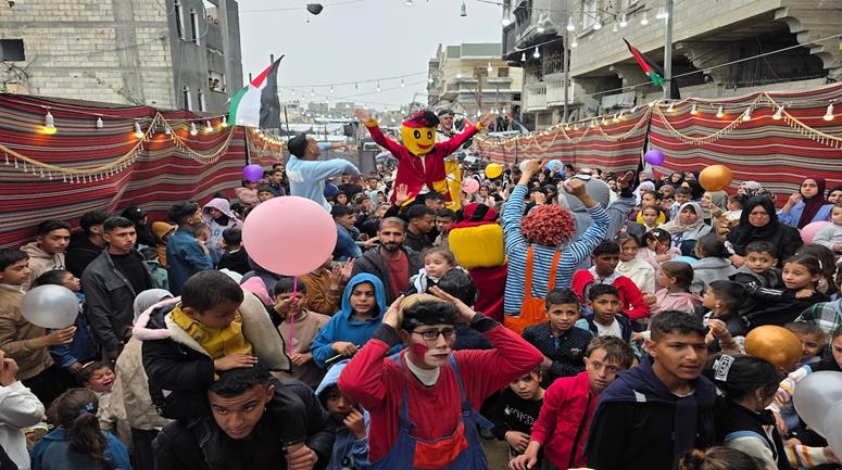 متطوعون ينظمون أنشطة ترفيهية للأطفال النازحين في خان يونس جنوب قطاع غزة، في ثاني أيام عيد الفطر