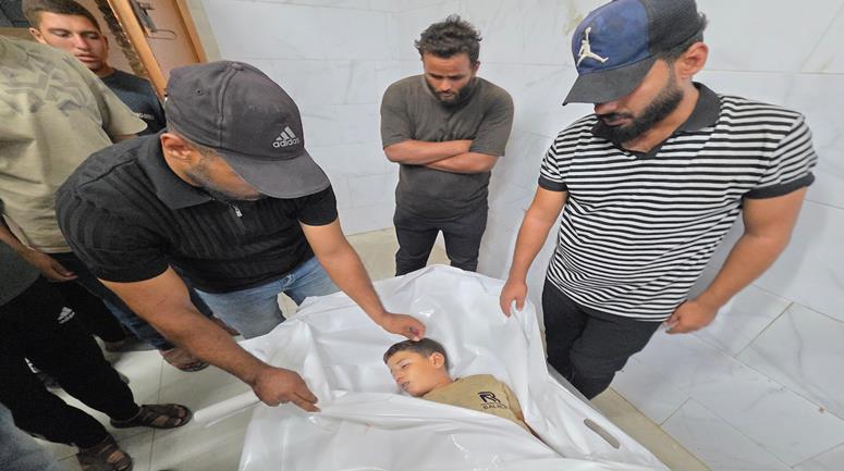 وصول جثمان الطفل محمد سيف الدين الشخريتي (8 أعوام) إلى مجمع ناصر الطبي في خان يونس، ارتقى برصاص إسرائيلي أثناء لهوه أمام خيمة عائلته شمالي مواصي رفح