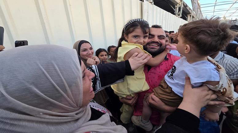 وصول 60 أسيرا مفرجا عنهم من سجون الاحتلال إلى مجمع ناصر الطبي في خان يونس، جنوب قطاع غزة، على متن مركبات تابعة للجنة الدولية للصليب الأحمر عبر معبر كرم أبو سالم