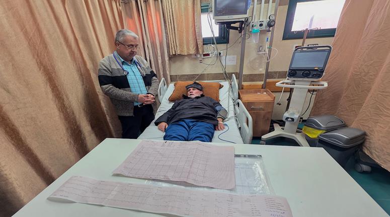 مرضى يتلقون العلاج في مجمع ناصر الطبي بخان يونس جنوب قطاع غزة، فيما يواصل الأطباء تقديم الرعاية، وسط تحذيرات من تعطل أجهزة طبية أساسية، بينها أجهزة تخطيط صدى القلب