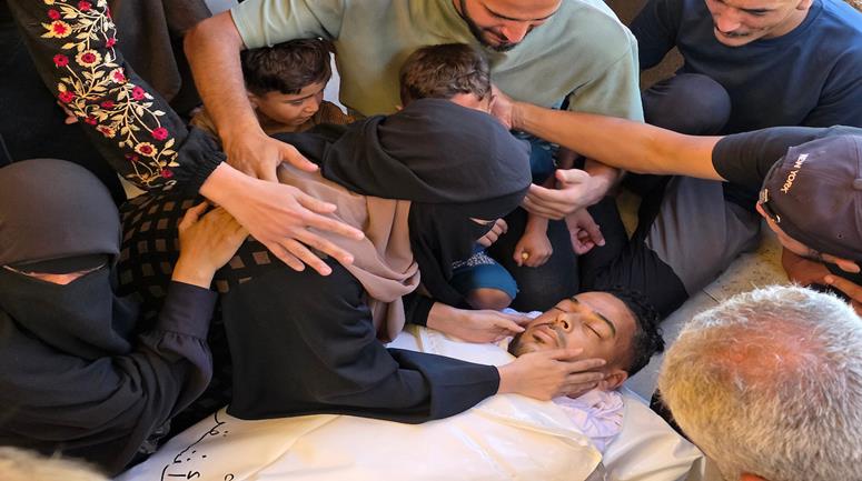 وداع وتشييع جثمان الشهيد سليم الأشقر، لاعب نادي خدمات خان يونس الرياضي، الذي ارتقى بنيران قوات الاحتلال الإسرائيلي في بلدة القرارة شرق خان يونس جنوب قطاع غزة