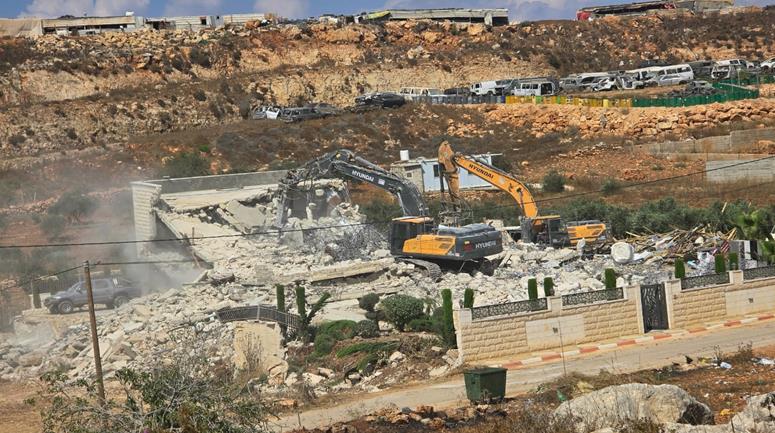 قوات الاحتلال تهدم منزلا من طابقين في قرية قلنديا شمال القدس