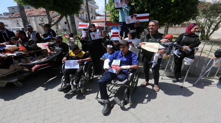 جرحى حرب غزة ينظمون وقفة بعنوان "من حقي أتعالج" للمطالبة بالسفر للعلاج، مع تدهور صحي وارتفاع عدد المصابين لأكثر من 172 ألفًا منذ 7 أكتوبر 2023.