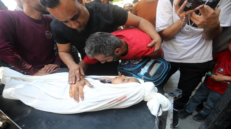 نقل 3 شهداء بينهم طفل وعدد من المصابين بقصف إسرائيلي استهدف مجموعة من المواطنين في مخيم جباليا شمال قطاع غزةـ إلى مستشفى الشفاء
