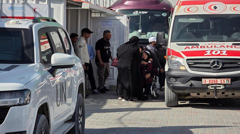 مرضى وجرحى يغادرون مقر الهلال الأحمر الفلسطيني في خان يونس جنوب قطاع غزة متجهين إلى معبر رفح لتلقي العلاج في الخارج