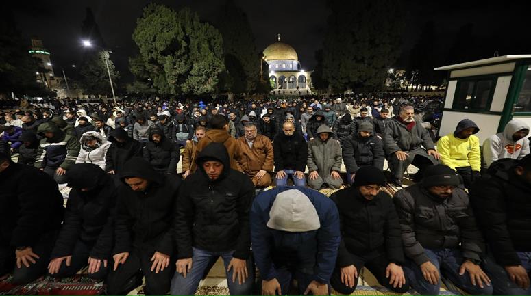 35 الف مصلِ يؤدون صلاتي العشاء والتراويح في المسجد الاقصى المبارك