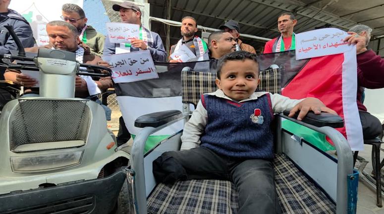 جرحى ومصابون فقدوا أطرافهم خلال الحرب يشاركون في وقفة احتجاجية في ساحة مستشفى شهداء الأقصى في دير البلح للمطالبة بحقهم في تلقي العلاج وللتأكيد على معاناتهم، تزامناً مع يوم الجريح الفلسطيني