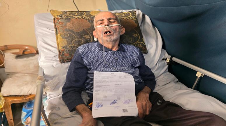 ذوو المرضى والجرحى الفلسطينيين الحاصلين على تحويلات طبية للعلاج خارج قطاع غزة يطالبون بتسريع إجراءات سفرهم  في ظل تدهور أوضاعهم الصحية