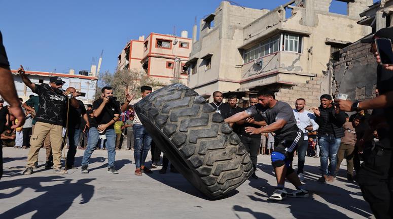 رياضيون يتنافسون في بطولة "أقوى رجل" التي ينظمها الاتحاد الفلسطيني للقوة البدنية في مدينة غزة