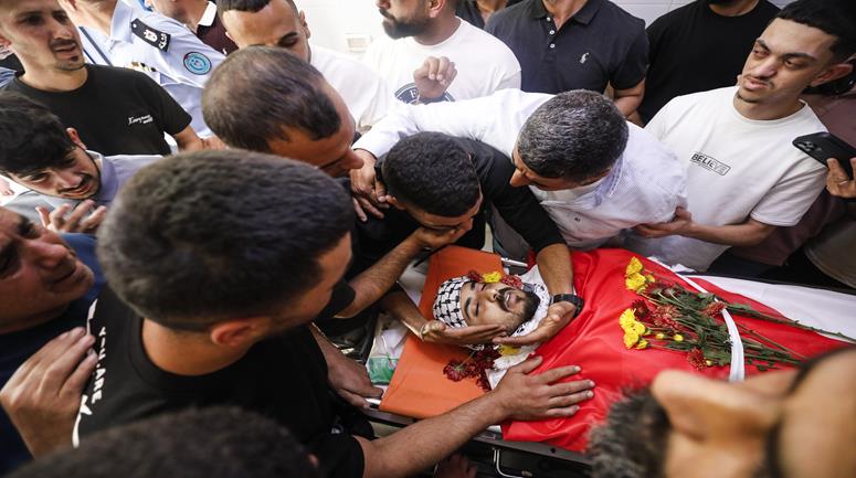 وداع وتشييع جثمان الشهيد عماد اشتية (26 عاما) في مجمع فلسطين الطبي بمدينة رام الله