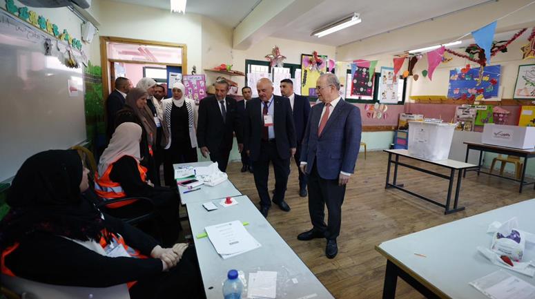 رئيس الوزراء محمد مصطفى، خلال تفقده مركزي اقتراع للانتخابات المحلية في مدينة البيرة وبلدة بيرزيت