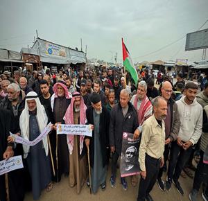 مواطنون يشاركون في وقفة منددة بإقرار الهيئة العامة للكنيست الإسرائيلية لقانون الإعدام بحق الاسرى الفلسطينيين،في مدينة خان يونس جنوب قطاع غزة