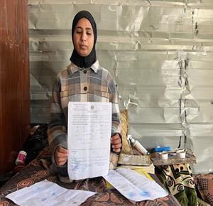 أسيل بطاح فقدت ساقيها وجميع أفراد أسرتها المقربين، وتعيش حياة النزوح في ظروف قاسية بين أنقاض مبنى مدمر في مخيم النصيرات للاجئين وسط قطاع غزة.