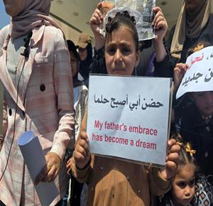  نساء وأطفال يشاركون في وقفة أمام مجمع ناصر الطبي في خان يونس للمطالبة بفتح معبر رفح والسماح لهن بالسفر ولمّ شملهن بأزواجهن العالقين في دول مختلفة