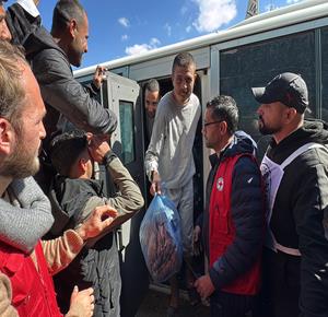 الاحتلال يفرج عن تسعة أسرى، حيث جرى نقلهم في سيارات تابعة للصليب الأحمر إلى مستشفى شهداء الأقصى في دير البلح وسط قطاع غزة