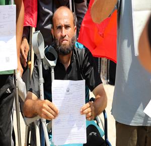 مرضى وجرحى في مدينة غزة ينظمون وقفة احتجاجية للمطالبة بالسماح لهم بالسفر لتلقي العلاج خارج القطاع