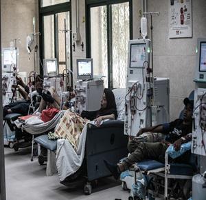 مرضى مصابون بالفشل الكلوي يتلقون جلسات العلاج داخل مستشفى شهداء الأقصى في دير البلح وسط قطاع غزة، في ظل نقص حاد في الأدوية والمستلزمات الطبية
