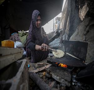 العائلات العائدة إلى جباليا شمال قطاع غزة تواصل حياتها بوسائل محدودة وسط المباني التي تحولت إلى أنقاض 