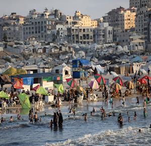 نازحون يجدون متنفسهم في التنزه على شاطئ بحر غزة، الذي أصبح ملاذًا لآلاف العائلات