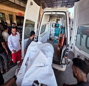 مسعفون ينقلون جثمان شهيد وعدد من المصابين، بينهم نساء وأطفال، إلى مجمع ناصر الطبي في خان يونس، عقب غارة إسرائيلية استهدفت خيمة تؤوي نازحين في منطقة المواصي