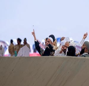 حُجّاج بيت الله الحرام يرمون الجمرات الثلاث في ثاني أيام التشريق