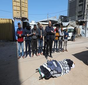 تشييع جثمان الصحفية آمال شمالي التي استشهدت في غارة إسرائيلية على مخيم النصيرات وسط قطاع غزة