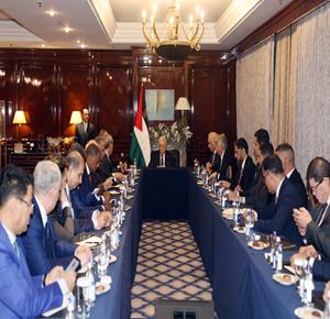 الرئيس محمود عباس، يستقبل السفراء العرب المعتمدين لدى روسيا، في مقر إقامته بالعاصمة الروسية موسكو