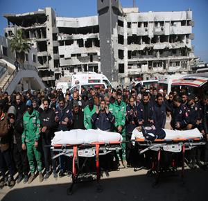 وداع وتشييع 3  شهداء بينهم مسعف في مستشفى الشفاء بمدينة غزة، ارتقوا جراء غارة إسرائيلية غرب المدينة