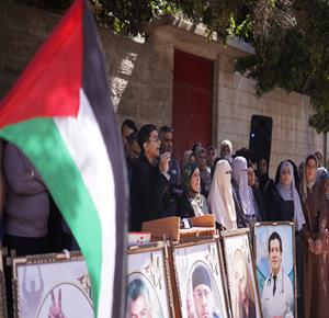 عائلات الأسرى تنظم وقفة احتجاجية أمام مقر الصليب الأحمر في مدينة غزة، تنديداً بالقانون الإسرائيلي الذي يسمح بإعدام الأسرى الفلسطينيين