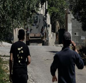  قوات الاحتلال خلال اقتحامها بلدة برقين غرب جنين، واستجواب عدد من المواطنين