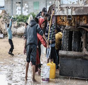 نازحون في منطقة المغازي وسط قطاع غزة، يحاولون تأمين مياه الشرب من صهاريج المياه، في ظل ظروف قاسية تفتقد أبسط ضروريات الحياة من مأوى وغذاء وماء نظيف