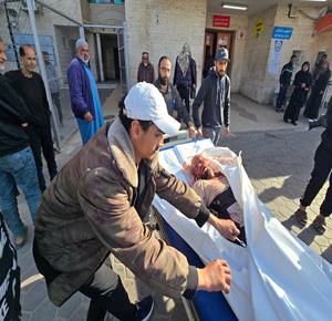 وصول جثمان شهيد إلى مستشفى شهداء الأقصى، بعد استشهاده برصاص الجيش الإسرائيلي شرق مدينة دير البلح وسط قطاع غزة