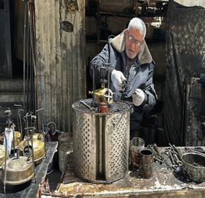 عادل عيسى يعيد العمل في صيانة مواقد الكاز  "البابور" في مخيم الشاطئ بغزة في ظل النقص الحاد بغاز الطهي