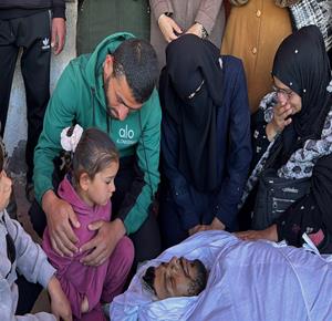 وداع وتشييع ثلاثة شهداء ارتقوا بنيران الجيش الإسرائيلي في دير البلح وسط قطاع غزة