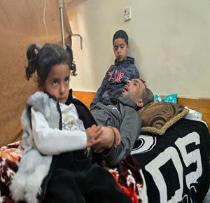 الشاب رائد المريدي يرقد على سرير العلاج في مستشفى ناصر بخان يونس في انتظار السفر خارج قطاع غزة لاستكمال العلاج، بعد إصابته بشلل رباعي جراء قصف إسرائيلي