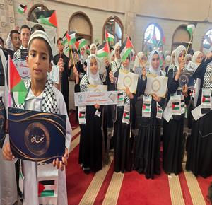 حفل تكريم 215 طالبا أتموا حفظ القرآن الكريم ضمن مخيمات "جيل الوحي القرآني" بمدينة خان يونس، جنوب قطاع غزة وسط ظروف صعبة يشهدها قطاع غزة