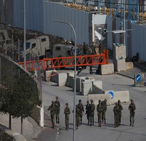 قوات الاحتلال تغلق المدخل الشمالي لمدينة الخليل بالبوابة الحديدية