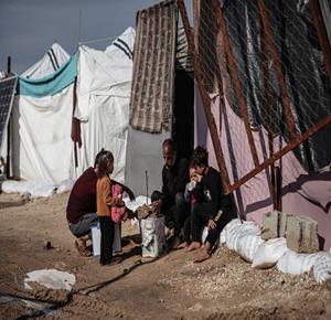 الشتاء يفاقم الوضع الإنساني الصعب للنازحين في الخيام بمدينة غزة